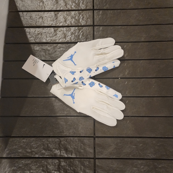 Men's Jordan UNC Tarheels Team Issued Vapor Football Jet 7.0 Gloves - Picture 9 of 12